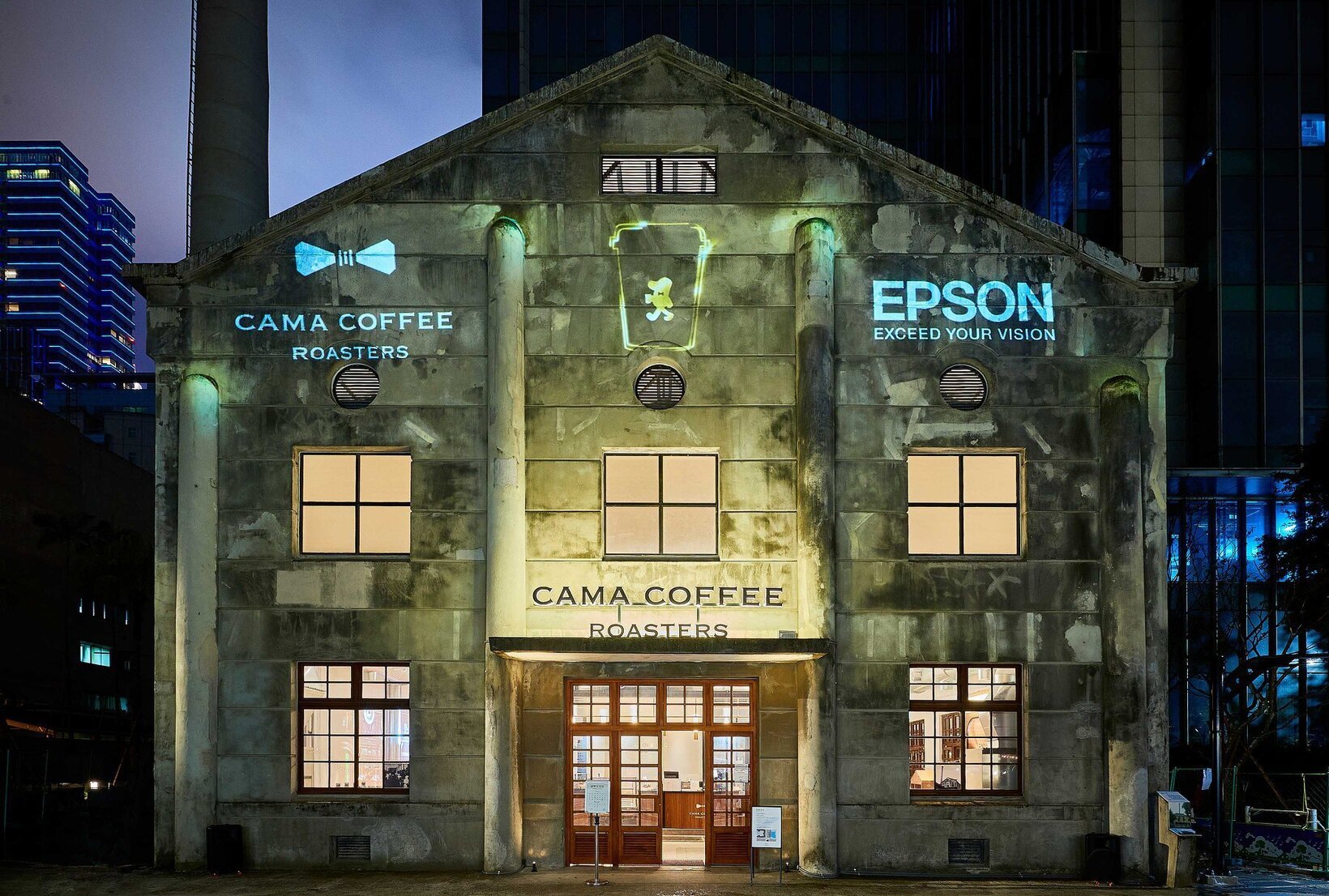 EPSON 與 cama cafe及天衍互動合作，在 cama cafe 旗艦店「CAMA COFFEE ROASTERS 豆留文青」打造光雕投影。（圖片來源：EPSON ）