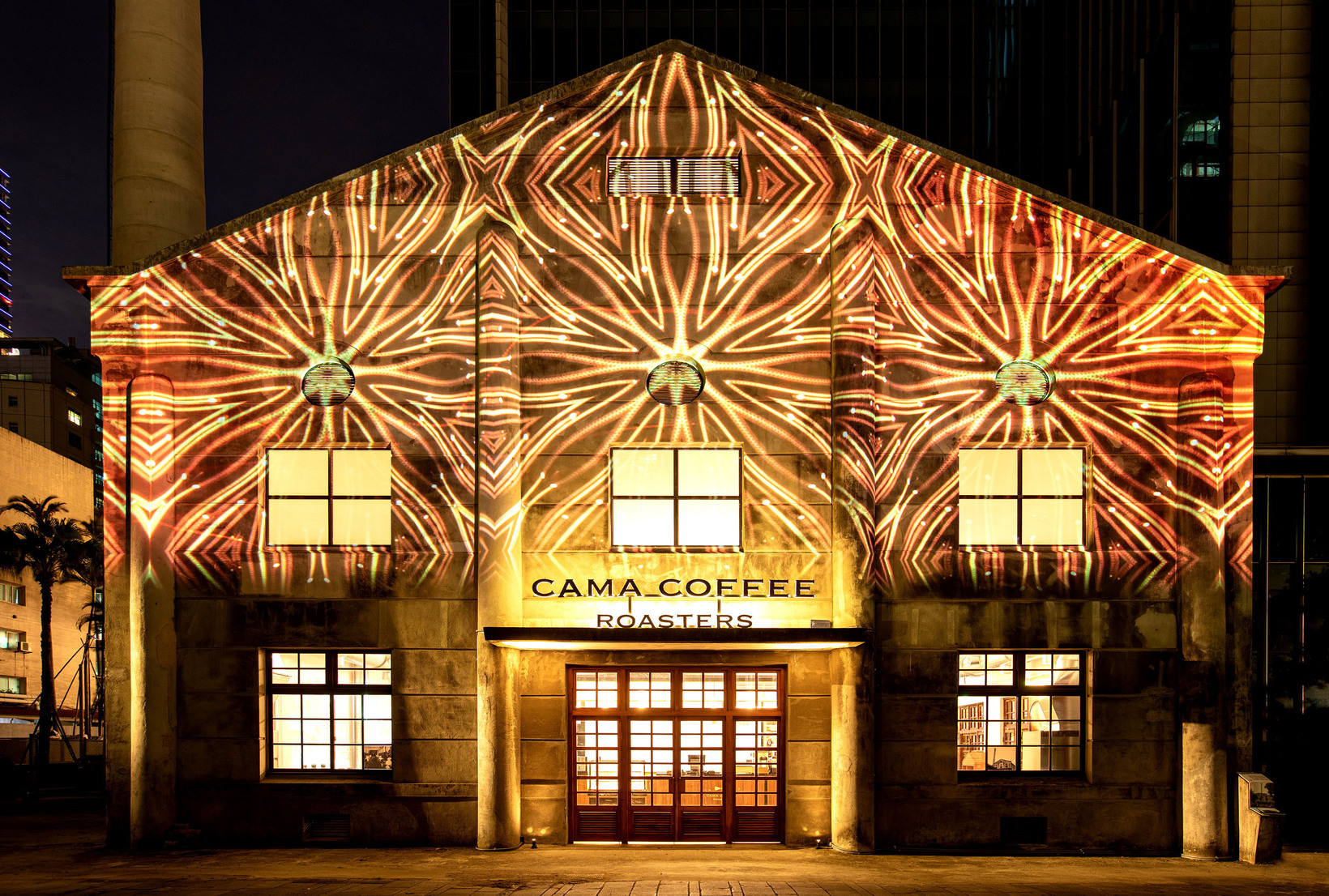 cama cafe、天衍互動與 Epson 三方攜手合作，在市定古蹟松菸鍋爐房改建的「CAMA COFFEE ROASTERS 豆留文青」展現絢麗的建築光雕。（圖片來源：cama cafe）